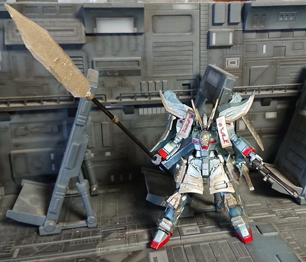 槍はランナー製　色はシルバー寄りのメタルブルーと薄いゴールドと赤