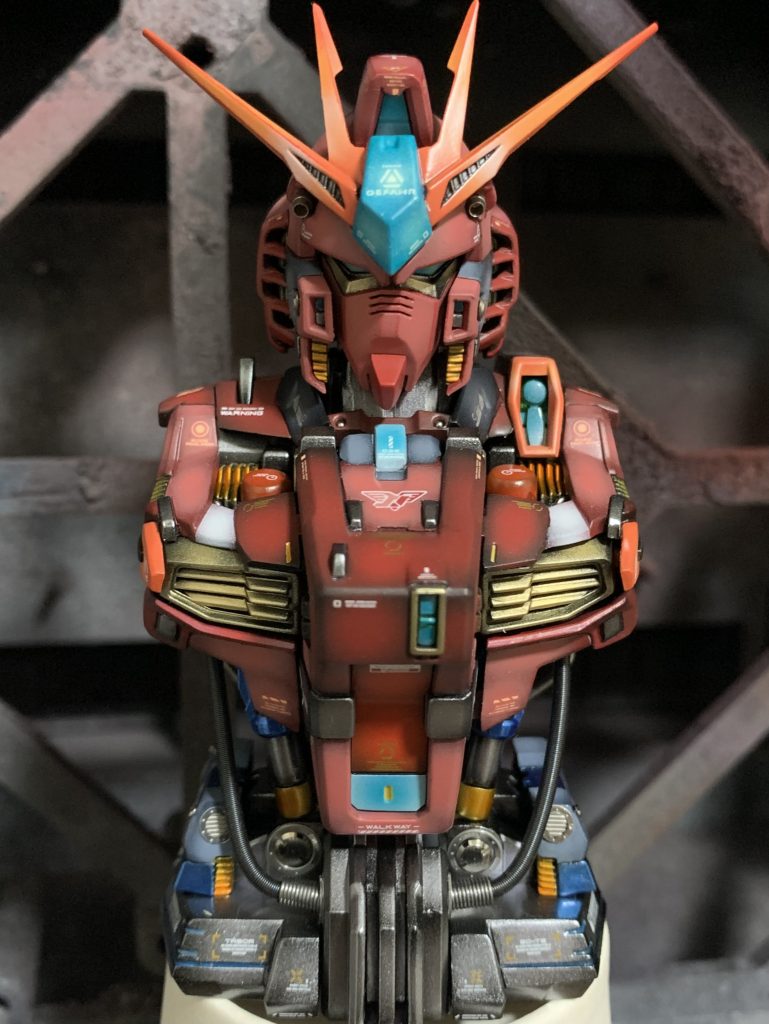 さて、ベースカラーを重めの色合いにしたので次に意識したのはアクセントカラーです。オレンジと蛍光カラーをアクセントにチョイスし、オレンジは赤を囲むように配置、蛍光ブルーグリーンは中心の縦列に配置しました。どちらの色もホワイトでグラデーションをかけています。