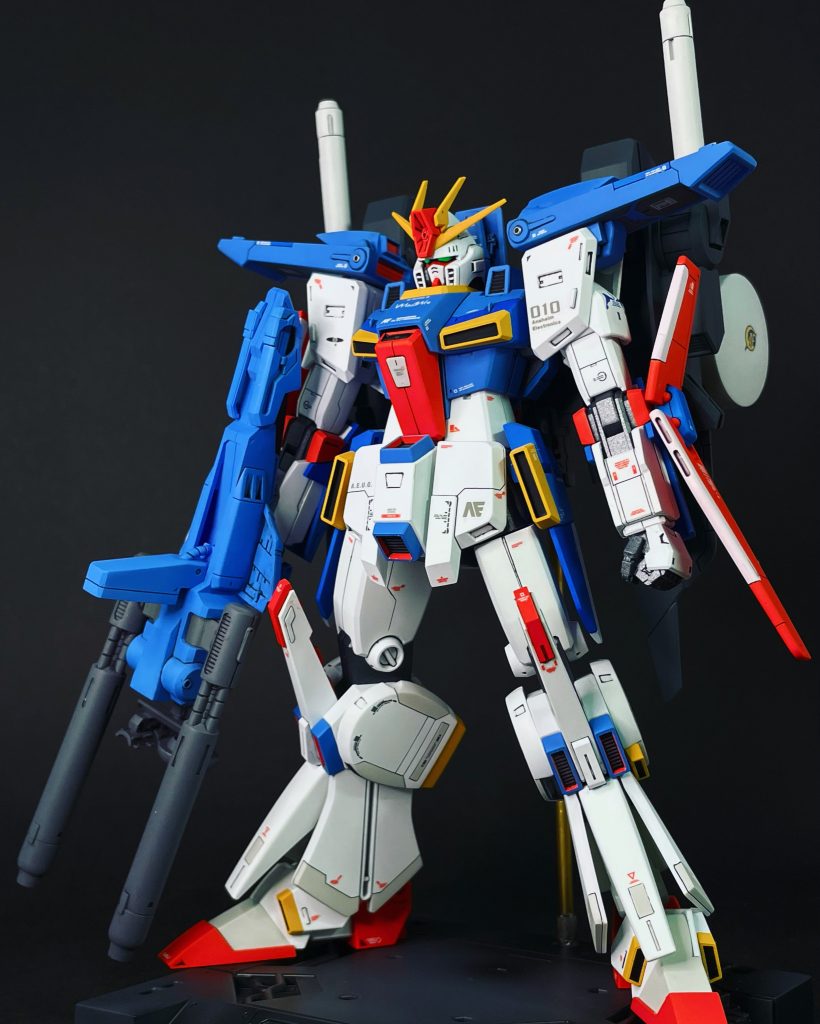 最後にいつもの感じのワンショットなんか落ち着く笑気づいた方いるかと思いますがシールドを腕部後方から側面に移動していますこの箇所については、当初マグネットでの着脱を検討していたのですがそしてそのアイデアもしっかり頭の中にあったのですがバックパックの改修工事で力つき、コッテリ忘れて完成までに至ってしまった次第です…はい…ガッカリですよ…さて今回も最後まで読んでいただきありがとうございましたコレも展示会に持って行こうと思っていたのでHGガンダムMarkIIに引き続き設定カラーに寄せて塗装しました少し物足りないかもしれませんが是非実物を見て頂ければ嬉しいです最近は県内のモデラーさんとの交流が広くなり嬉しくまた楽しい限りですもっとたくさんの方々と情報を共有できればと思っておりますどこかで見かけたら是非お声がけください意外と話しかけやすいタイプだと思いますよ笑