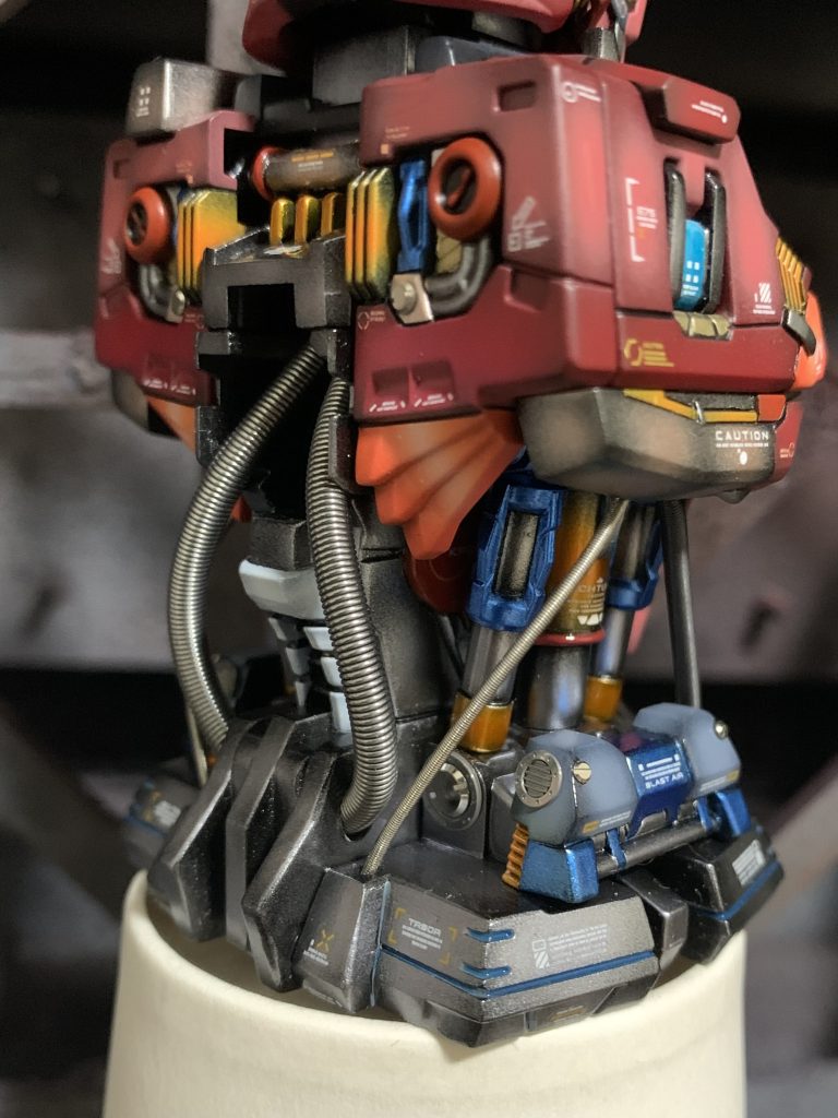 キモとなるのは内部メカです。丁寧に色分けを行いせっかくのディテールを余すことなくフル活用しました。逆にダサいと思ったディテールは削り、新たにメタルパーツなどを使用してボリュームを増やしました。シルバー系に白のデカールの相性が好きで、角度によって光の反射で見えなくなったり見えたりする感じ好きです。