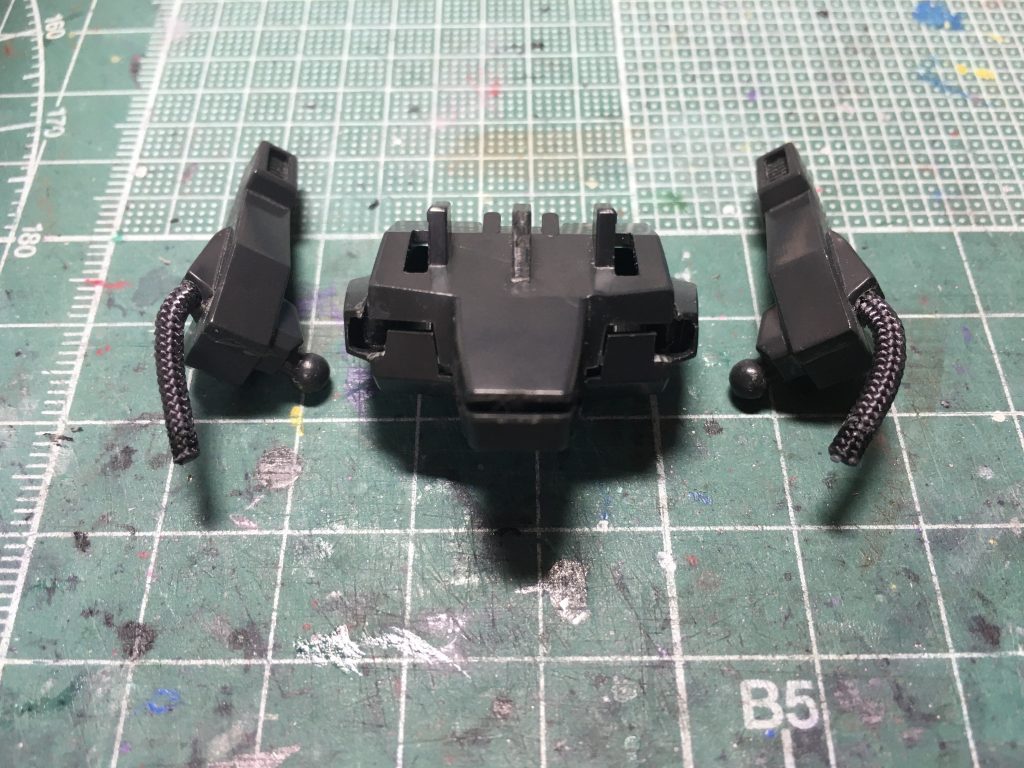 サーベルホルダー横のケーブルはジムⅢビームマスターでやったのと同じで2mm系のメッシュワイヤーに交換してます。ちなみにビームマスターをGBSコンに出すに当たって、直前で作っていたこのMk-Ⅱを中断していたので2年も寝かせることになってしまったんですが....