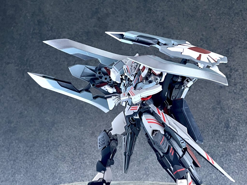 攻防一体式汎用大楯「スヴェル」こちらも北欧神話に登場する盾の名を冠する、可動式ブレードを2本搭載した大盾。 盾しての機能はもちろん、敵を挟み込んだり重量で切りつけたりと、ジャヴェロットの近接戦闘の幅を広げる用途を備えている。「マルチミサイルランチャーパック」ギャラルホルンで運用されている多弾頭ミサイルコンテナ。ジャヴェロットはフレア弾を搭載し、敵機などからの赤外線誘導系のミサイルを回避するために使用する。