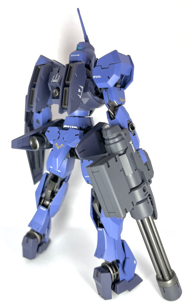 バックショット。バックパックはガンヴォルヴァのものを使用。自分の考えた機体設定上、全パーツをオックスアース社のものにしたかったので、武器もルブリスウルのガトリングとシールドを装備させています。(ペイルライダーの空間戦仕様がガトリング持ちだったので…)またカラーリングに関して、前回のグフカスタムイメージのディランザはモチーフのカラーリングに限りなく近づけたのですが、今回はペイルライダーに寄せつつもオリジナル感の出るようなカラーリングを目指しました。ですが気づいたらペイルライダーDIIみたいなカラーリングになってましたね…笑