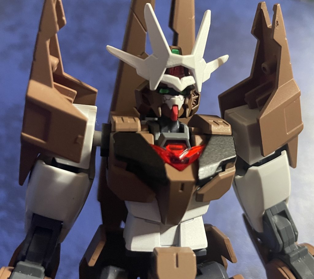 バストアップ。額と胸のクリアパーツはコアガンダムⅡ(ティターンズカラー)のものを使用して、赤く発光しているシェルユニット風に。