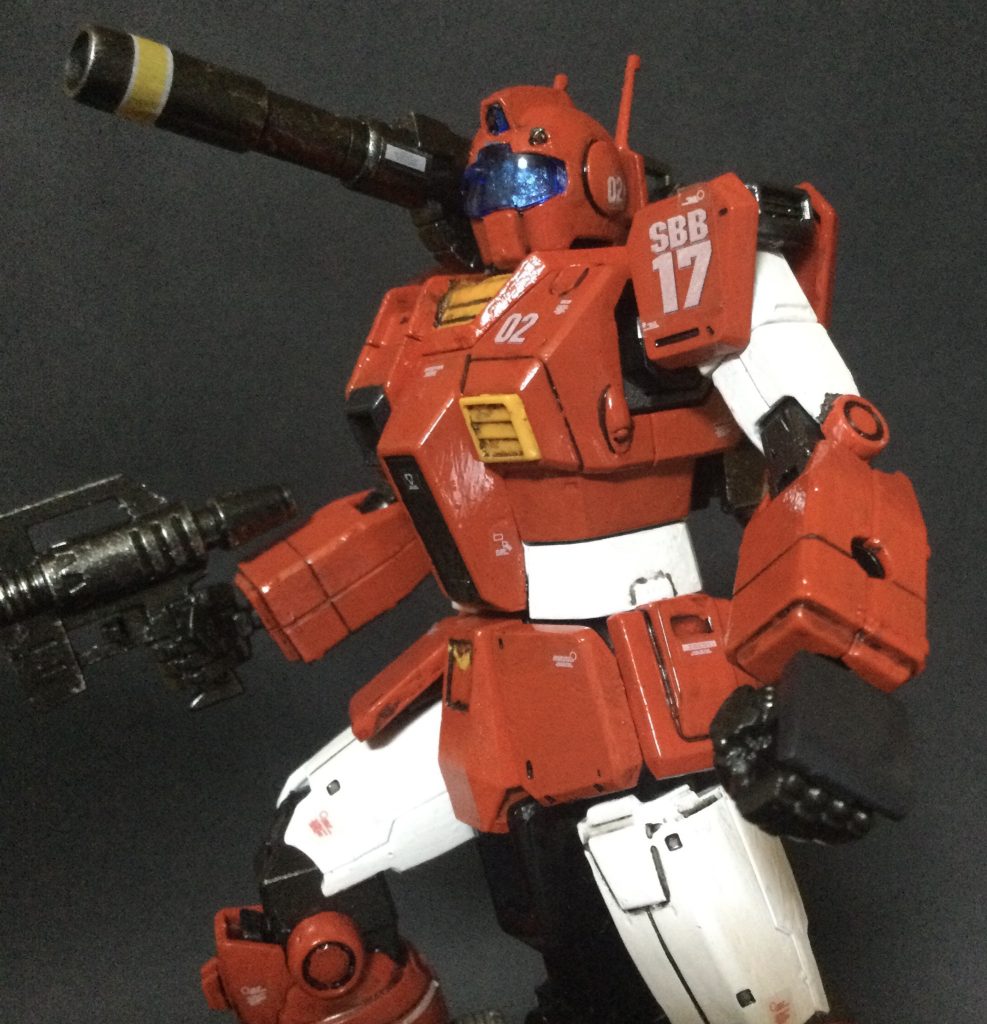 使った塗料はミスターカラーのシャインレッド、ホワイト、ブラック、シャインシルバーはヘッドのモニターのところに使いました。首元に水性ホビーカラーのイエローとオレンジイエローを混ぜて使ったんですが墨入れする溝が浅くて墨が入らなかったので筋彫り作業を施しました。胸の同じ色と違ったりして何回かやり直して苦戦しました。溝が浅いところは先に筋彫りをするのをお勧めします。