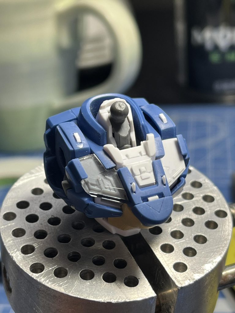 前回のシェルユニットが全然納得いかないものになってしまったので今回はキットのクリアパーツの下に細く切り刻んだプラ板をシェルユニットの形にして立体感を持たせてみました。