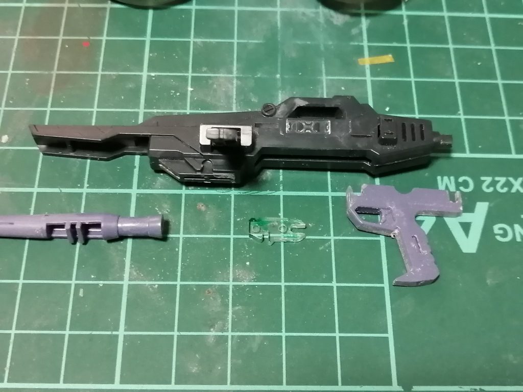 ライフルの後ハメ加工。バレルの後ろは最初から折れてました。