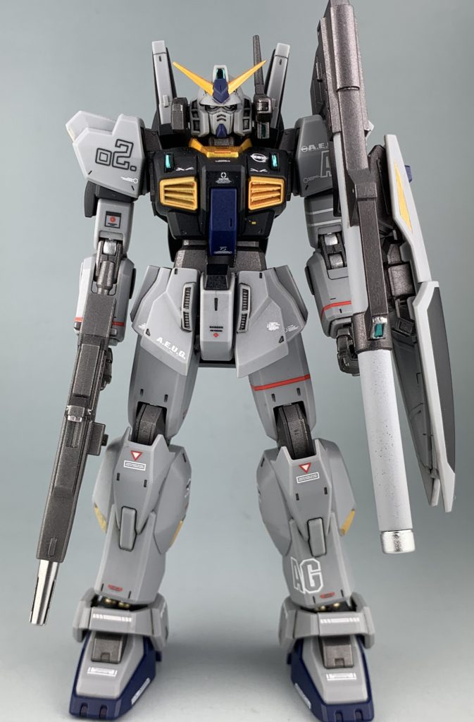 通常のガンダムMk-Ⅱから航空機のようなカラーリングに変更された本キット。リアルさを強調するために多くのデカールが付属しています。