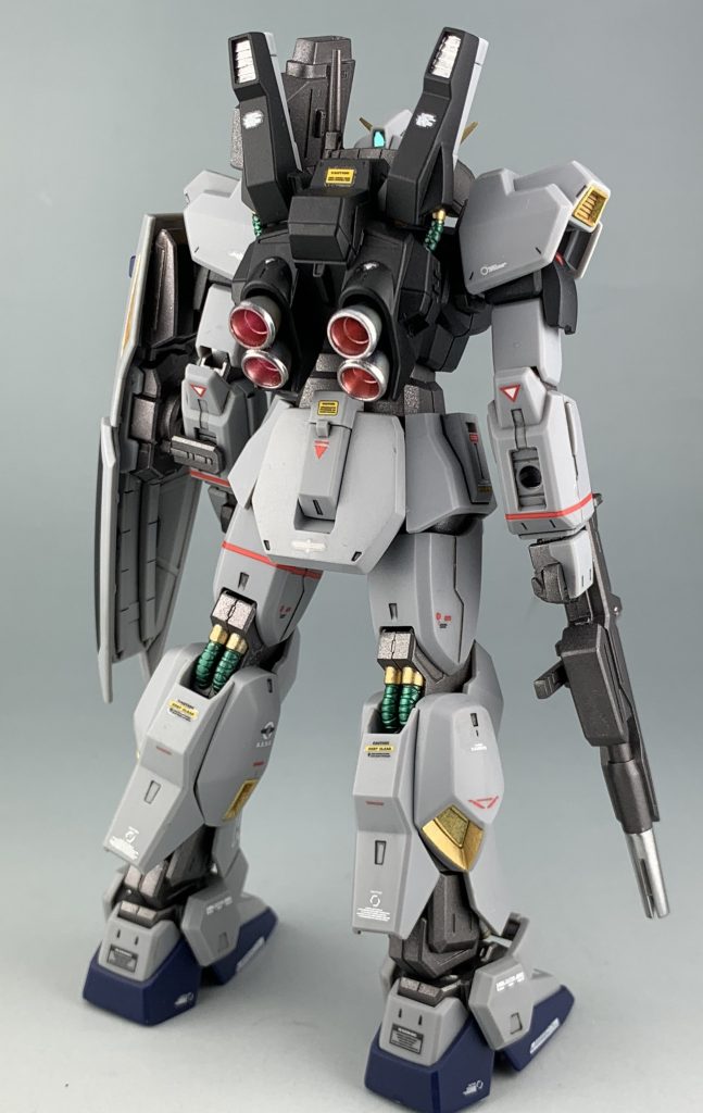 塗装に関しては本体のグレーと青い部分は成形色のまま関節部分はガンダムマーカーのヘビーガンメタリックとメッキシルバーを使っています。