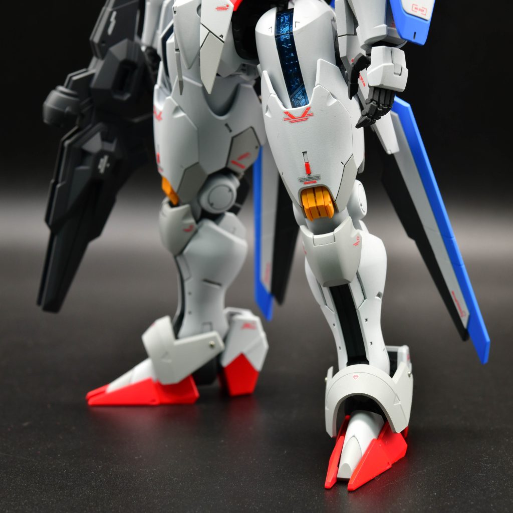 ホワイトは二色で塗り分け。定番のメタルパーツとレッドチップでディテールアップ。（在庫を消費したいだけｗ）