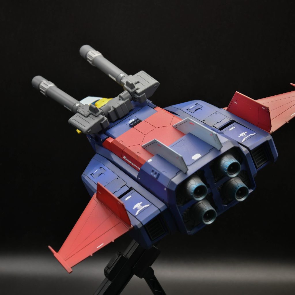 リアのバーニアーはクリアブルーで焼けを表現しています。紺色はティターンズブルー２を使用。パーツごとに濃淡をつけて情報量を増やしています。