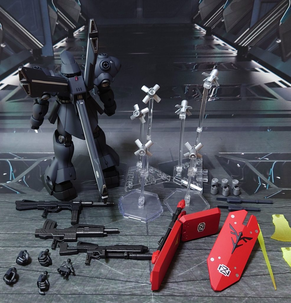 付属品一式。手首にはHGUCシナンジュ・スタインの握り手、システムウェポンキット009の左銃持ち手を追加。不足する手甲も、システムウェポンキットから全て流用。余剰パーツとなるビームマシンガン2丁、シールド及びシュツルムファウストも組み立てと塗装し、装備可能にしました。