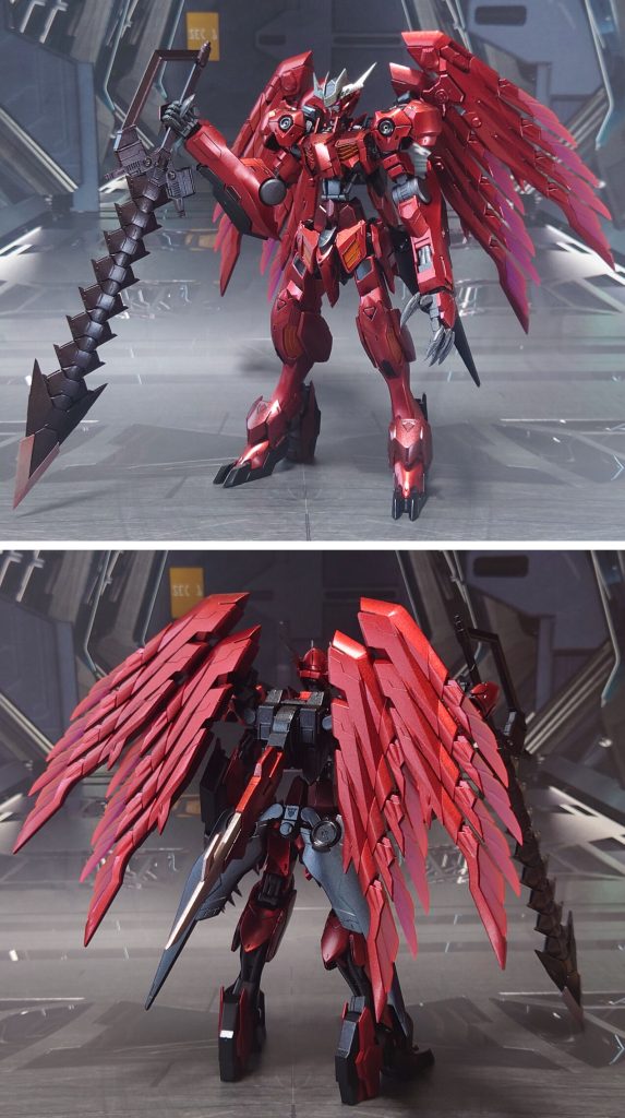 ガンダムバルバトスドラグレクスの前後ろ。工作は基本通り、エッジ尖らせ、肉抜き穴埋め、パーティングライン・段ズレ・ヒケの対処、一部パーツの合わせ目消し、市販パーツ埋め込みによるディティールアップを実施。首関節をポリキャップ部分で約2mm延長、腰にはバルバタウロスの延長パーツを使用、肩アーマーはキマリスヴィダールから流用し、上半身を大きく見せるように変更。手首は武器持ち手の穴を塞ぎ、握り手に見立てたものを追加。股関節軸をアスモデウスの物に差し替え、脚の接続位置を調整。バックパック左右の穴にはポリキャップを仕込み、他社パーツの翼を接続。腰裏にもジョイントアームを介し、バルバトスルプスの腰サイドアーマーを小翼に見立てて接続。手持ち武器にも他社パーツの大剣を用意、武器持ち手の穴を調整して持てるようにしました。