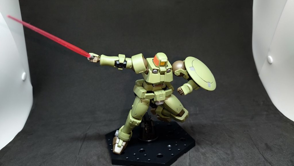 ビームサーベルを構えて。ネームドキャラが乗るときにやってる印象です。