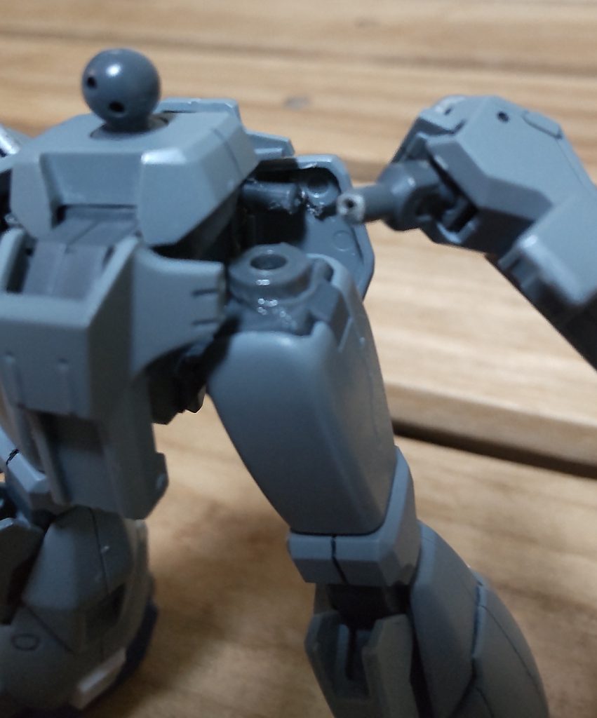 脚付け根のビームキャノン接続部を切り落とし、3mm穴のジャンクパーツを貼り付けて可動できるようにしました。