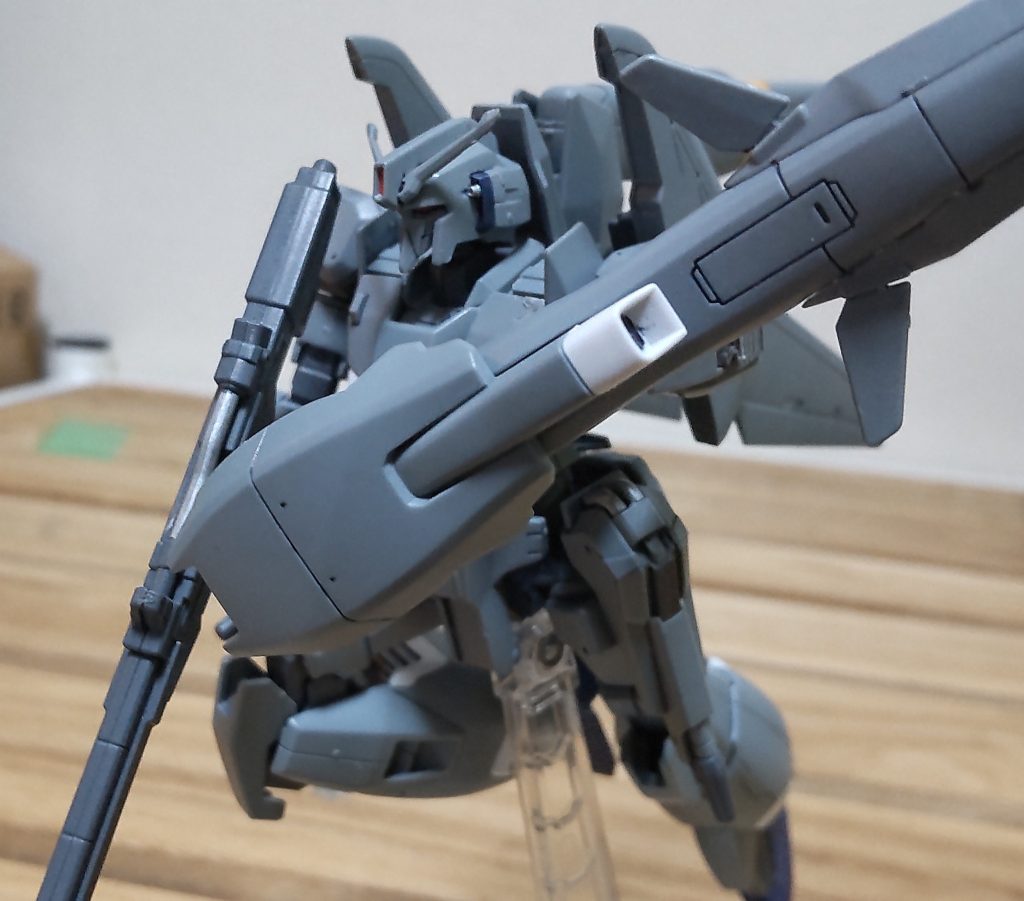 適当にアクション首もランナーの切れ端で延長してるのでキットのままよりかは上を向くことができます腕も上腕のパーツの間にPCを挟んで長く見えるようにしています