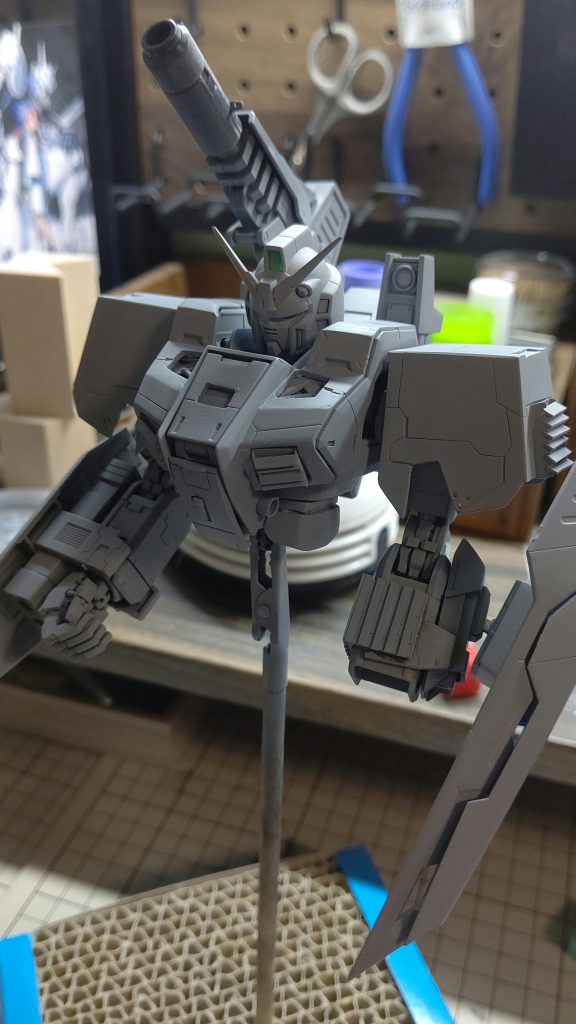 胸部のハッチを少し下に下げて内部ディテールを強調してます。またダクトは後の塗装の手間を考えて取り外し出来るようにスクラッチしてます。