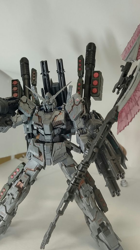 リアルな兵器感を出すなら、現用ステルス戦闘機の色合いがいいかなーっと。メタリックで金属感もパステルシャドウでうまく出せましたー。雑だけど、これからも頑張ります✨