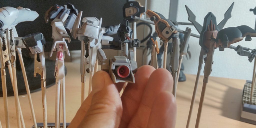 このタイミングで気になったところをアクリジョンで部分塗装しています。