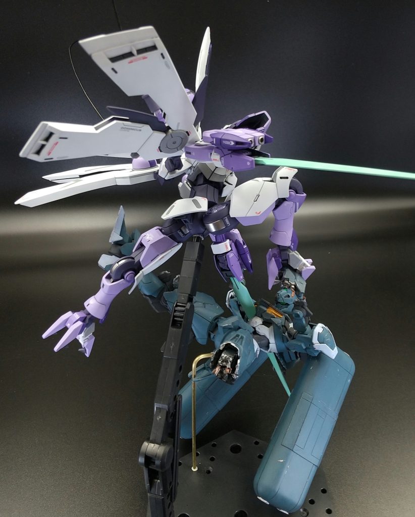 ルブリスのガンビットランチャーは雰囲気だけ出ればヨシ！ということで100均の箸入れを切り詰めて取付けｗ　ビームライフルは自分には無理っス…。代わりに左腕を握りつぶしておきました。ウェンディ機とナディム機のやられ具合をミックスしたということでどうかひとつ！