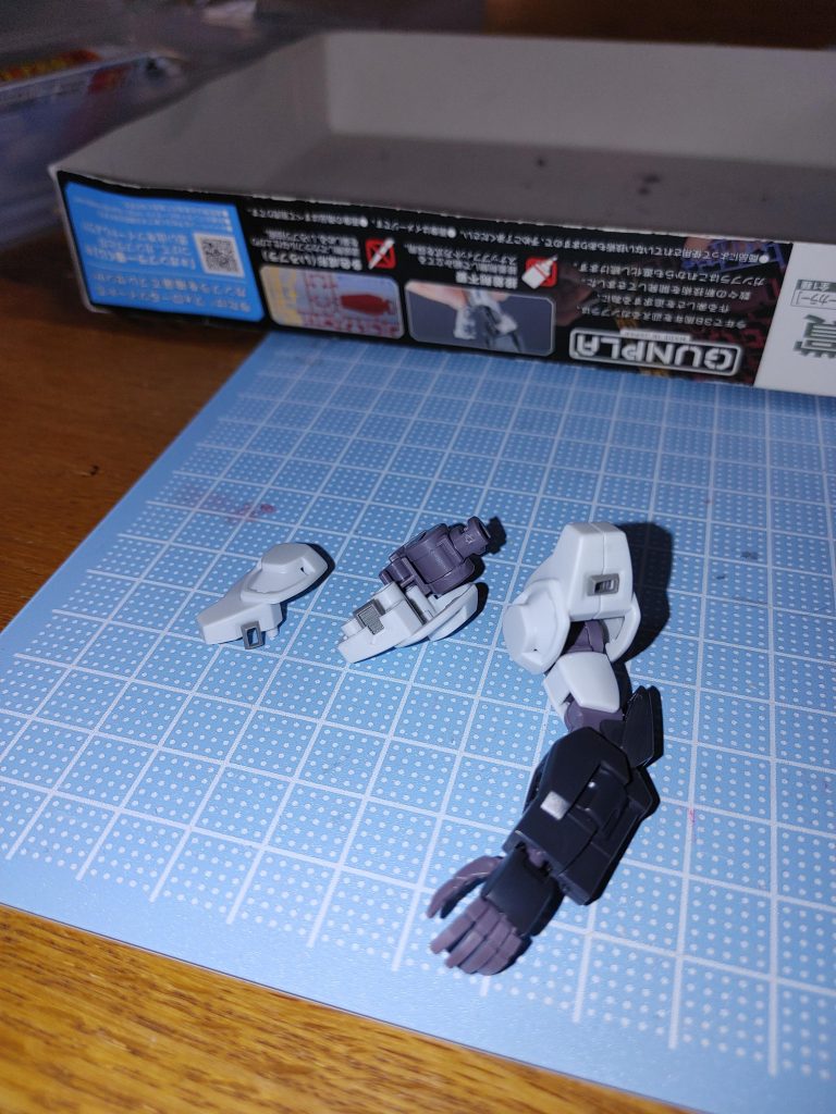 ダクトを開口して、中と外に家にあったダクトパーツをくっつけました。