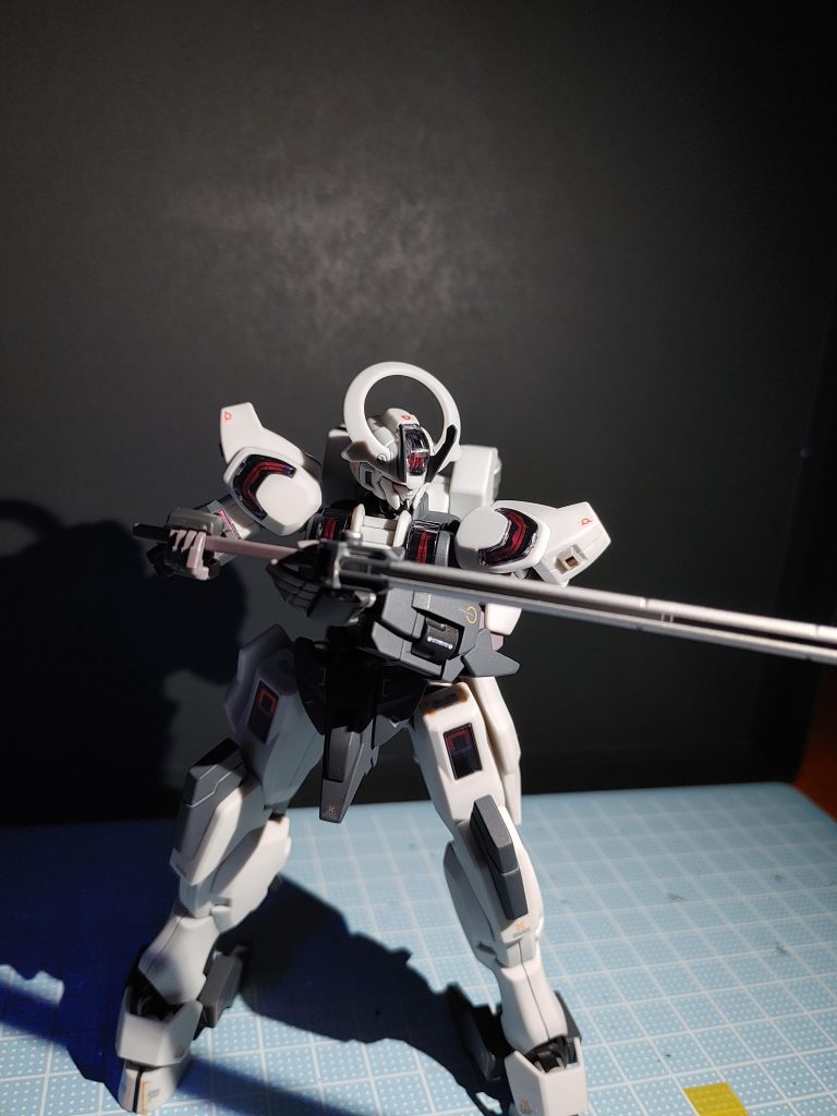 非発光の写真です。前腕のリボルバーなど色分けしてみました。白部分は成形色にプレミアムトップコートです。手抜きですいません(^-^;