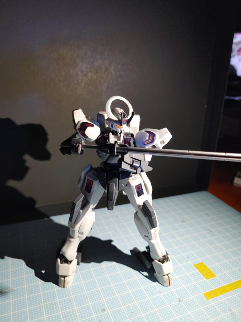 ブラックライトで照らしましたが、オリジナルのカラーと色味が違いますね。