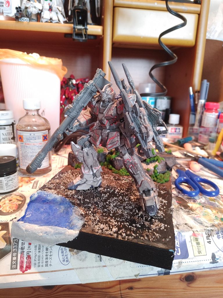 元々はこんなジオラマにしたかったんですよ~!!ですけど、、腕はとれる、、足はフニャフニャで結局あれになっちった感じですw