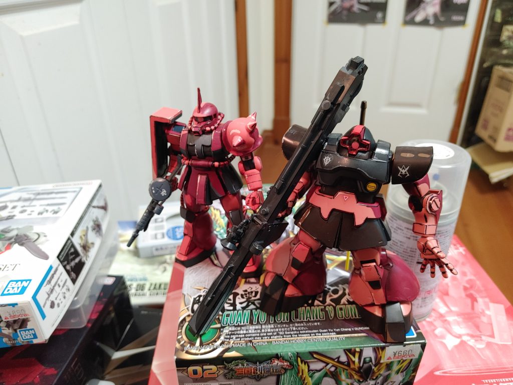 以前に塗装をしたシャア専用ザクとのツーショットです。どっちのほうがアニメにみえますかね？？どっちもアニメにはみえないですよねwアニメ塗装が好きなのほとんどが失敗作なのですw