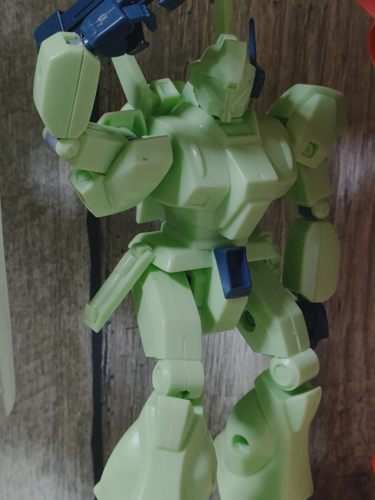 素組み無塗装状態。あまりきちんと撮れていませんがこんな感じです。あまりにも色分けがなさ過ぎて、ちょっとしょぼいです。