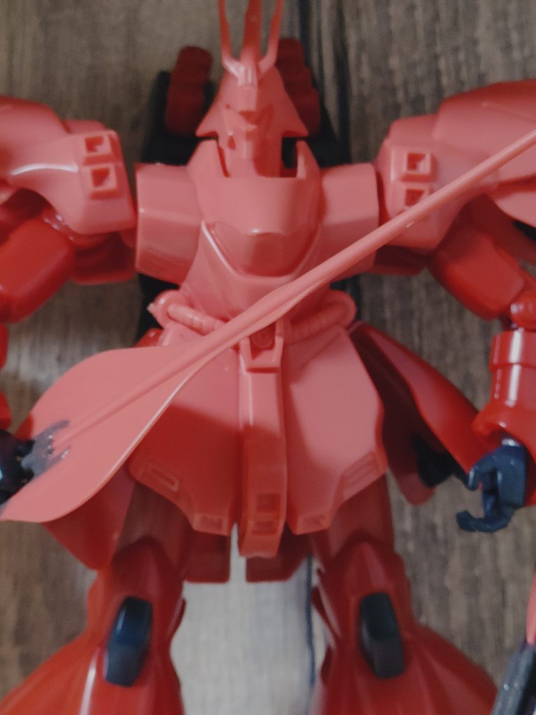 塗装前のサザビー。プラスチック!って感じが漂いすぎ。同じ色のパーツは大体が一体という大雑把な仕様。