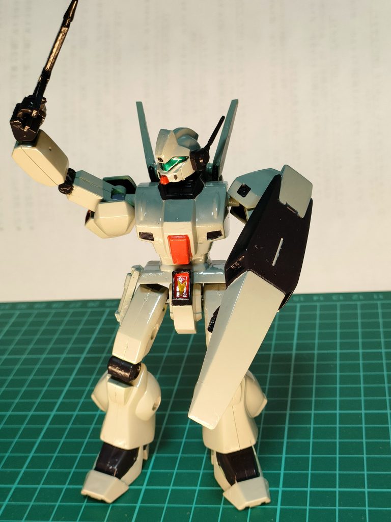 塗装後、メリハリがついてちょっとカッコよくなりました。しかしデザイン的にやはり腰回りが貧弱ですよね。プラモらしい悪い部分がむき出しって感じに見えてしまいますね。そして合わせ目けしはしていないとはいえ、ほかのシリーズならそれほど目立たないのにこの機体はかなり目立つ合わせ目が多々あります。この機体は、いつか合わせ目けしと色を変えて再塗装するかと思います。