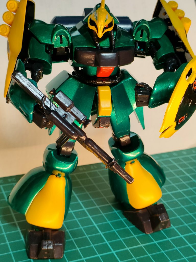 塗装途中です。光沢塗装は、照明の色や強さの加減で印象が変わるので、映えるライティングが難しいです。この機体は手首や肘関節が内側に曲がってるのがデフォなので、普通に立たせると常にマッスルポーズみたいになります。なんだこりゃ（笑）