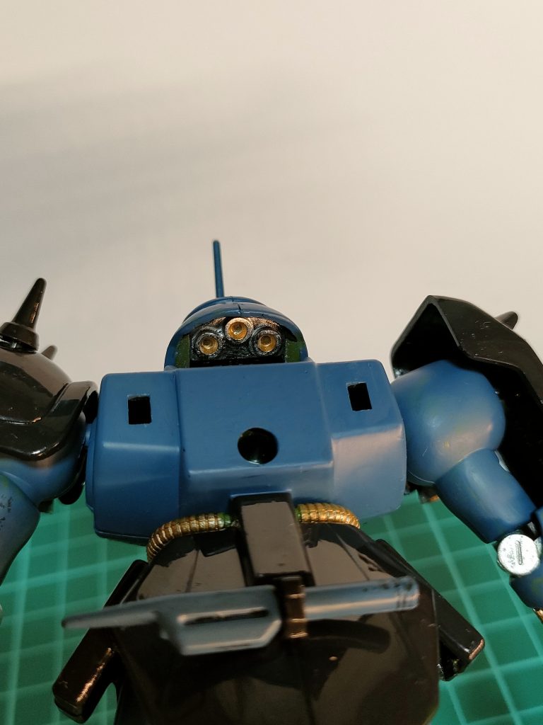 バックパックをつけてると全然見えないのですが頭部の裏にも噴射口があります。