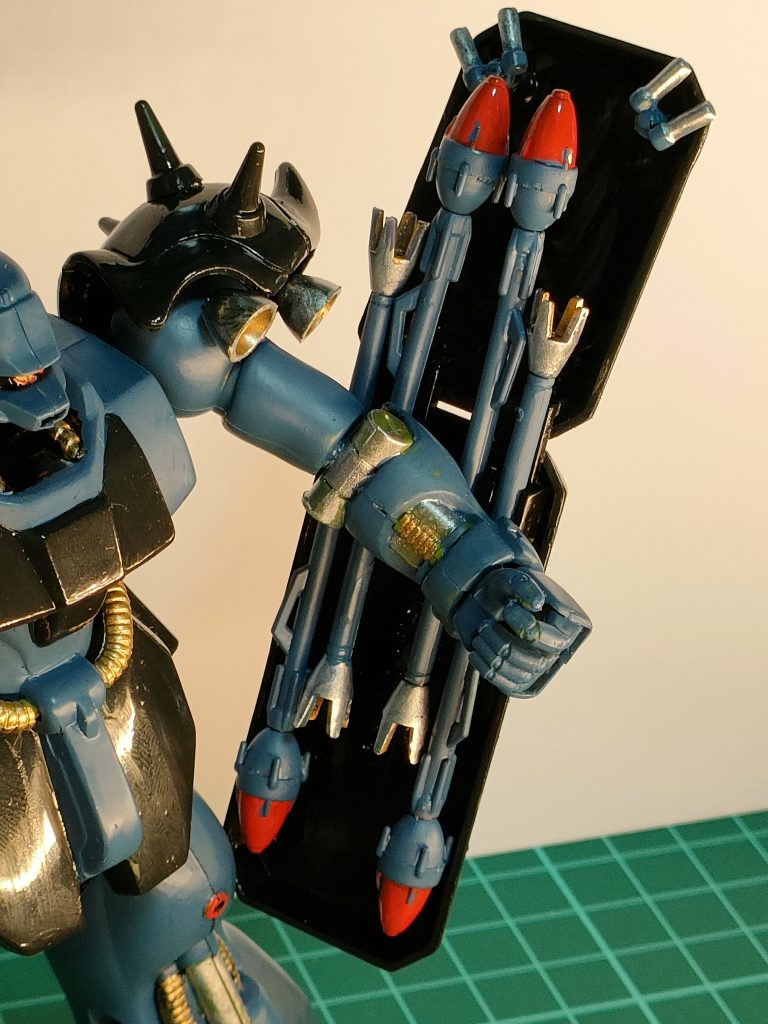 今回は特に金属感を出そうと思い、関節や噴射口系統のパーツはシルバーやゴールドを使いました。この機体は武器パーツが多くていいですね。