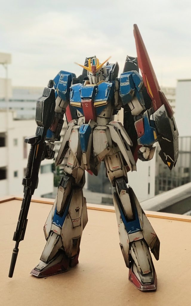 関節を曲げるのが怖くて、ずっとカトキ立ちです。アクションベース4が入手しづらく、ガンプラ人気を思い知りました。