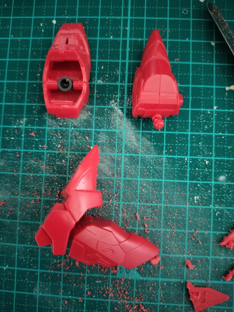 大きなショルダーアーマーは,旧1/144キットマスターガンダムの足首(甲のブレードは削除)に三国英傑伝サザビーの肩アーマーをはめて,パテで固めました。ある程度は満足しているのですが,SD三国伝のギャンが手に入ったらもう一度挑戦したいかも。作成してから気づくことって,たくさんありますよね。