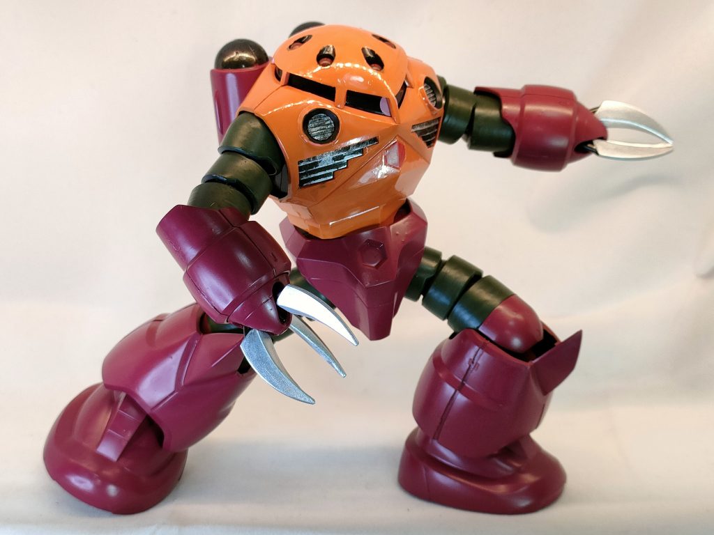 ジムはいませんが一番有名なポージングです。ウェザリング前です。この機体、関節の保持力があまり良くなくて無塗装だとブランブランになります。関節部も塗装する事で保持力高めてますが、あまり動かし過ぎるとよくないかもしれません。