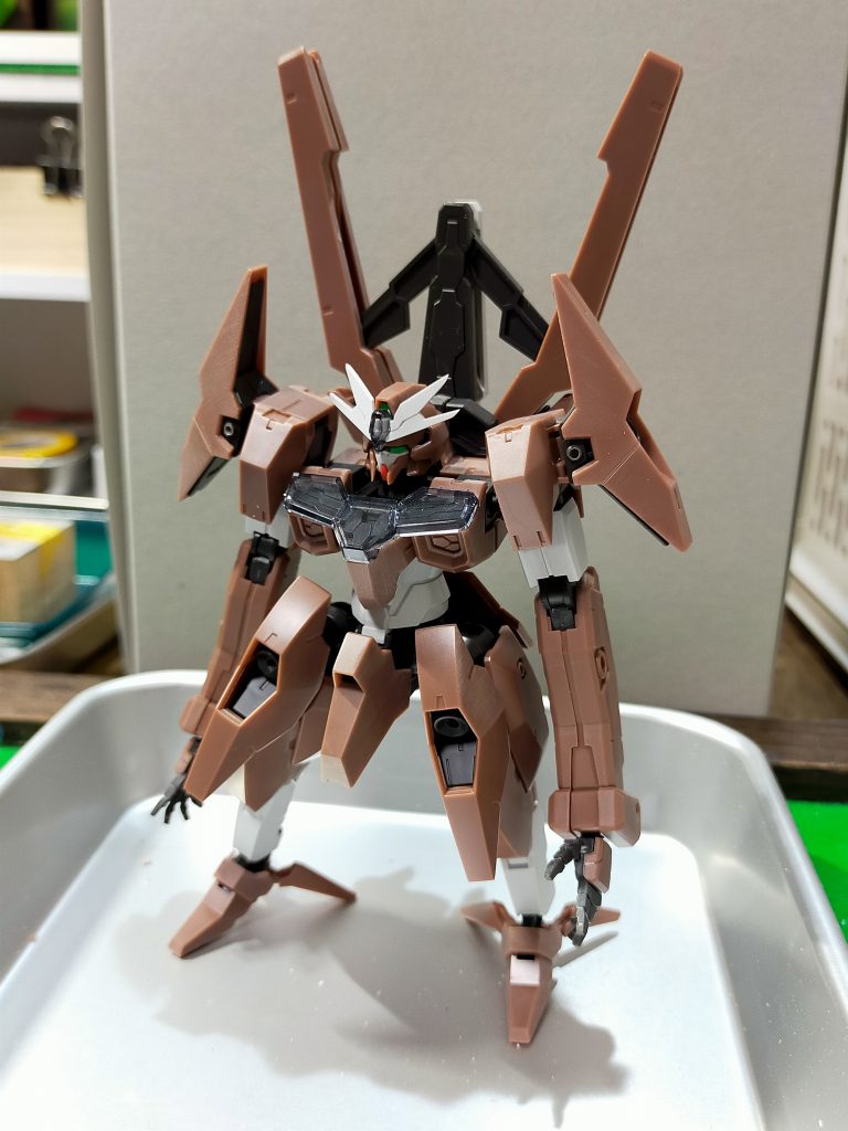 素組。背部のフェーズドアレイキャノン展開角度を広げる加工をしています。最後まで閲覧ありがとうございました。狙撃側のベルギペンデも前回投稿しております。よろしければ覗いてください!