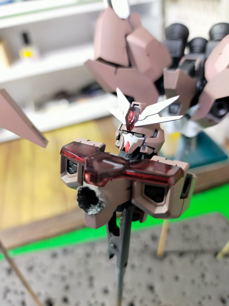 水性塗料で溶解したオレンジを塗装しています。ツインアイはあえてグリーンを抜きました。