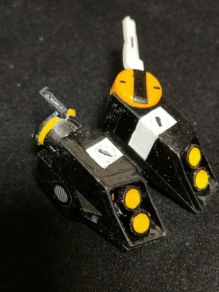 今回の旧キットはフィンファンネルが無いバージョンのものでした。HGUCのνガンダムを入手したのでそちらのフィンファンネルを装備させてみようかと思いましたがバックパックに引っかける部分がなかったので自分で引っ掛け部品を自作して穴をあけて接着固定して付けて見ました。