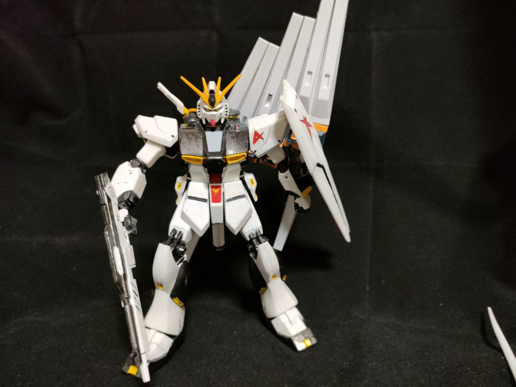 やっぱりフィンファンネルあってのνガンダムですね。しかし、パーツの重さでバランスが保てずポーズが決められません。そして撮影後、さらに重さに耐えかねて自作した引っ掛け部品は取れて結局使えませんでした。