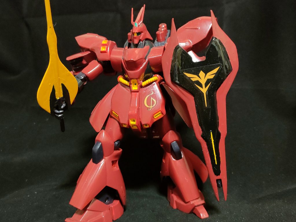 ぶっちゃけこの時代のキットは稼働域が狭すぎです。どの機体も肩の上がらないおじいちゃんって感じです。しかし、スタイルはいいんです。ポーズは似たり寄ったりになるかもしれませんがバッチリとキメてくれます。ただ、旧キットは関節がすぐユルユルになるのが難点。ポーズもだんだん大きなポーズが取れなくなっていきます。やはりおじいちゃん!?画像を見るとシールドになんか汚れっぽいのがついてるように見えて重ね塗りしたが汚く残った跡なのかな、って思ってましたが光沢色だったので周囲の反射の光でした。