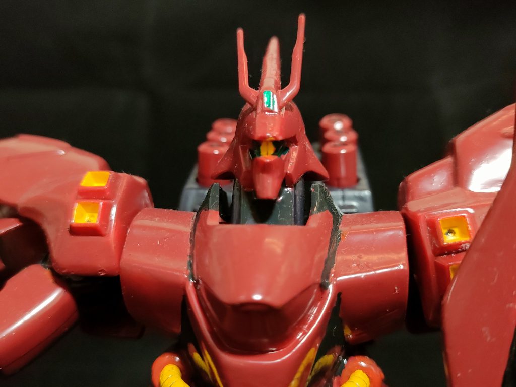 首回りも同様、なんか細い線を手でうまく描けると、出来たー!!って感があるんですよね。目の真ん中に合わせ目が出てるのはいただけないですね。塗装でも消えませんでした。