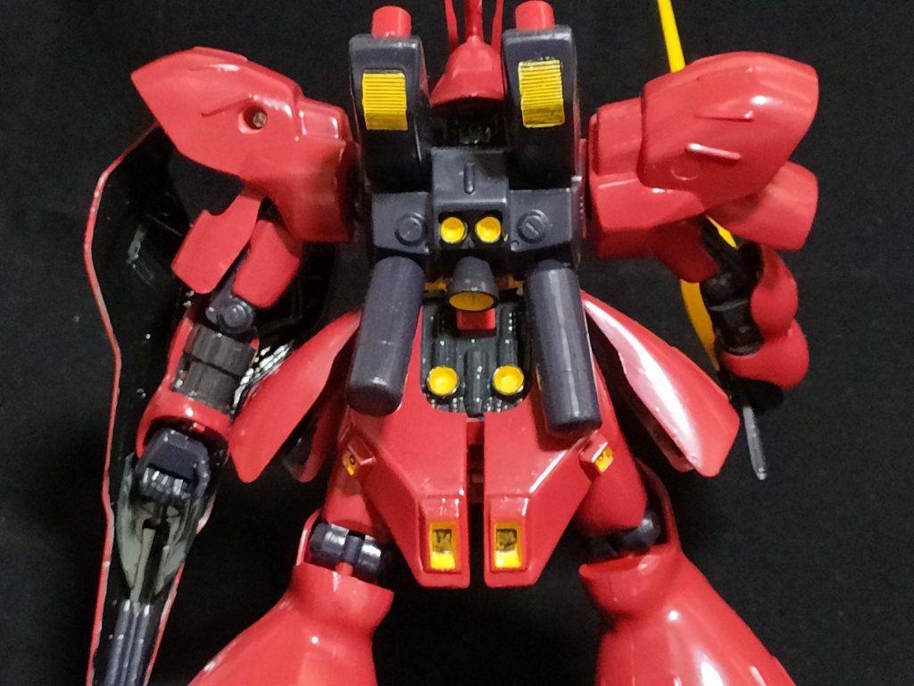 背面です。あまり多色使いしていないので、バーニア部分や排気部分は黄色に統一してます。経験の浅い配色がにじみ出てますね。もっと細かい塗装ができる余地はありますが、慣れてないうちに欲張ると失敗して取り返しのつかないことになりそうだったので控えめに。