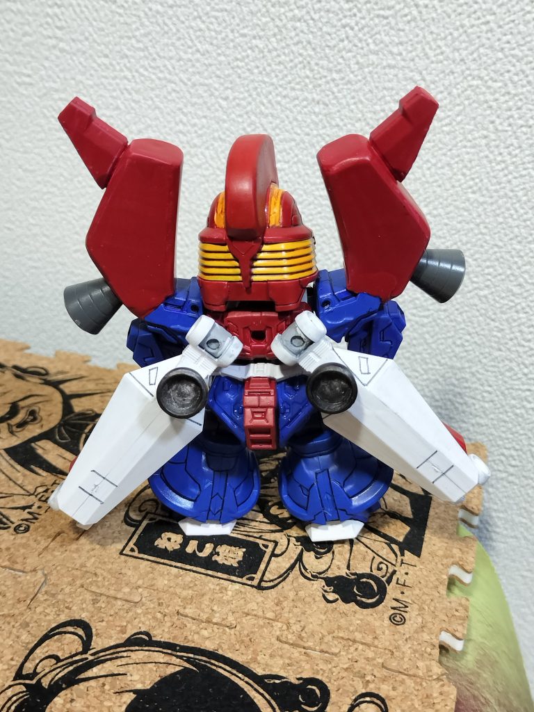 青軍対象の「Xガンダム」(※ガロード機ではない。)は,背面がX状になっているのですが,Xザクの場合は,そうなってはいないため大きな肩の武装と合わせてXになるように,背面スラスターを装備。