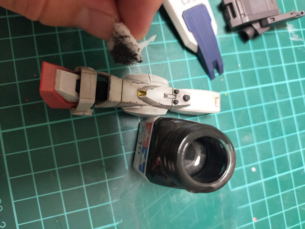 エナメル塗料とメラミンスポンジでチッピングを行ったところです。ここの加減が1番難しかったです。