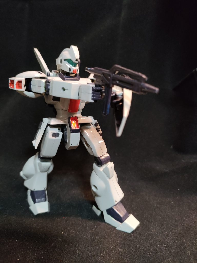 本来は薄いグリーンの機体ですが、オリジナルカラーにしてみました。このシリーズは指が稼働して、武器を握らせることができます。そのままだとゆるゆるで抜け落ちてしまうこともしばしばでしたが、内部まで塗装で保持力を強くできました。まあ、ポーズ付けようと動かしてるとポロポロ落としますけどね。