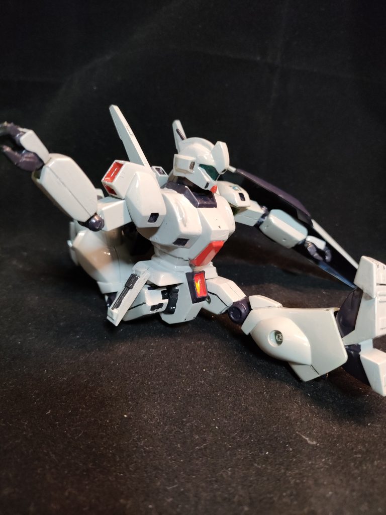 下半身に装甲がないため、足が無茶苦茶稼働しますね。なにより、腕が外側にまで曲がるというのは旧キット逆シャアシリーズ唯一ではないでしょうか。
