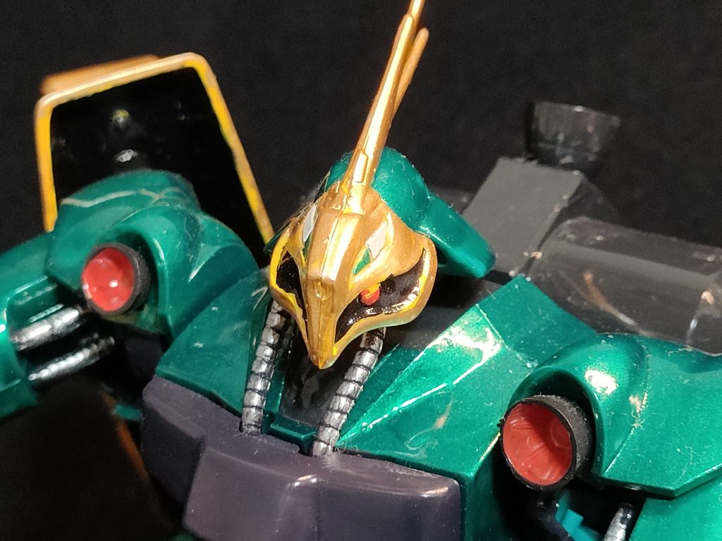 顔の部分は非常に細かく、筆1本で塗るのは一苦労でした。塗装してはハミ出て塗りなおしを繰り返し何とかこのように収まりました。はい、マスキングテープは使わない派(面倒くさがり)です。関節やパイプ仕様のようのパーツ部分などはシルバーで金属感を出しています。